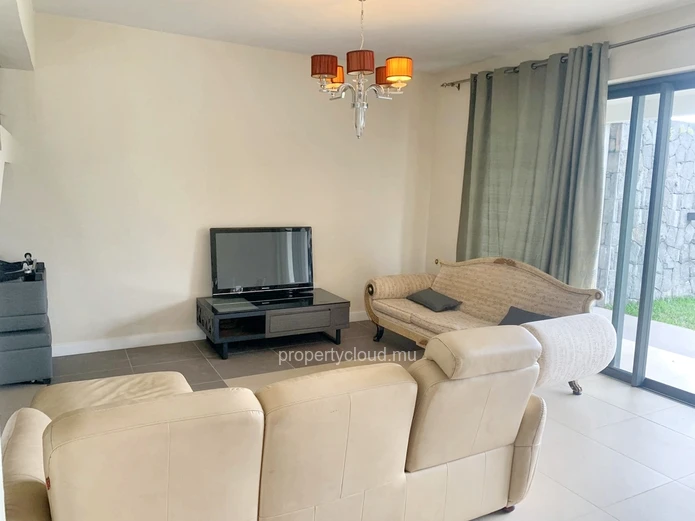 Floréal à vendre magnifique et récent maison duplex 3 chambres situé dans une luxueuse résidence sécurisée au calme.