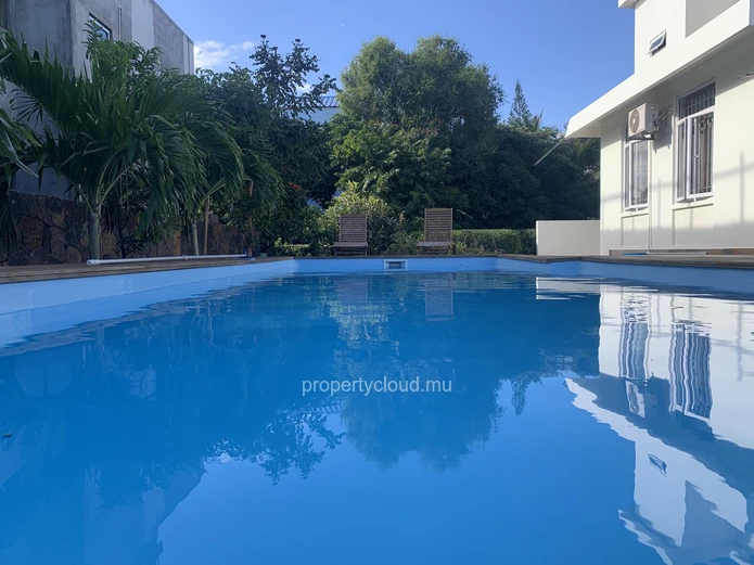 Flic en Flac for sale pleasant renovated 4 bedroom villa with swimming pool and garage located in a residential and q...