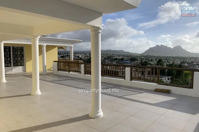 Quatre Bornes à vendre récente est immense Villa avec une vue époustouflante et qui possède quatre chambres, une pisc...