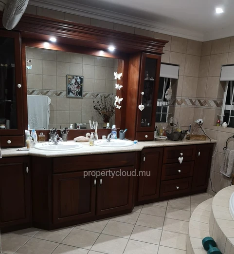 For sale a spacious luxury villa of 505 m2 with swimming pool and beautiful garden in Hillside, Mapou.