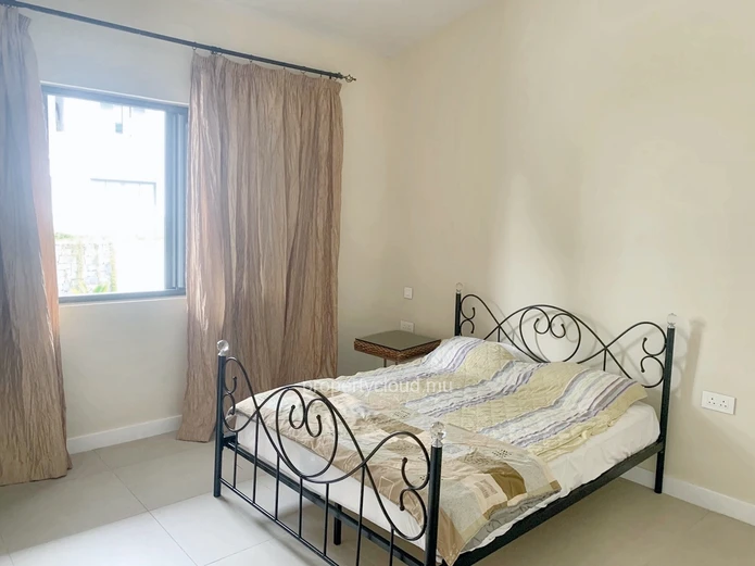 Floréal à vendre magnifique et récent maison duplex 3 chambres situé dans une luxueuse résidence sécurisée au calme.