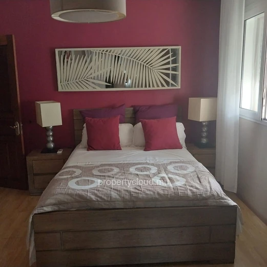 For sale large and comfortable residence of 350 m2 with private swimming pool and beautiful wooded courtyard in Trou ...