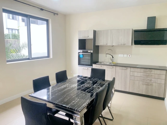 Floréal à vendre magnifique et récent maison duplex 3 chambres situé dans une luxueuse résidence sécurisée au calme.