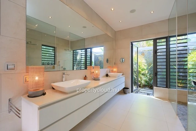 For sale: 4-bedroom villa with en suite rooms + office, 414.20 m2 on a 1,065 m2 plot, accessible to foreigners in Gra...