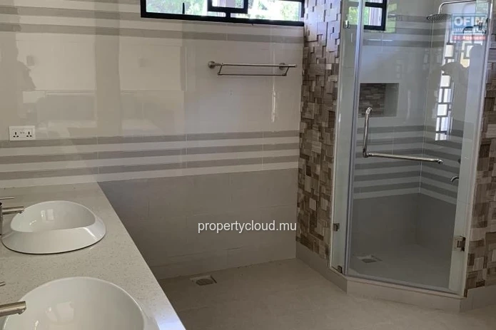Quatre Bornes à vendre récente est immense Villa avec une vue époustouflante et qui possède quatre chambres, une pisc...