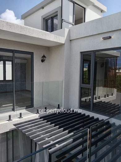 New contemporary villa in Pereybere – 6 bedrooms – Central swimming pool – Premium amenities