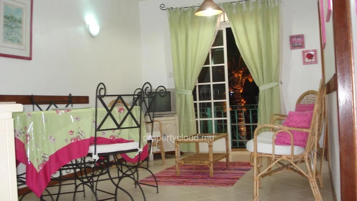 For sale a building of 5 units with sea view not far from the shops in the city center of Grand Bay.