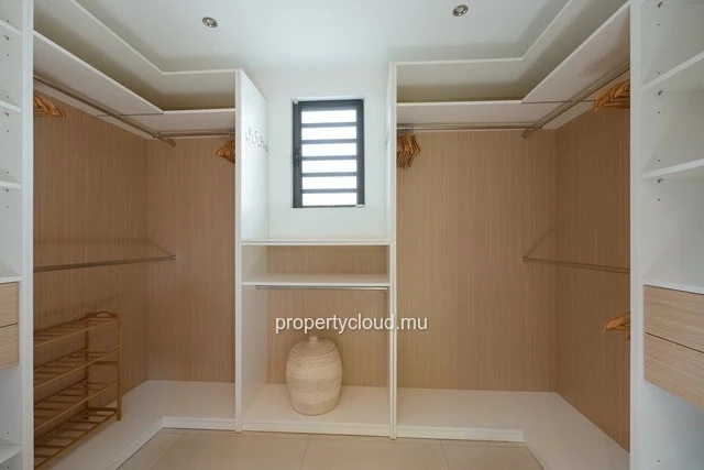 For sale: 4-bedroom villa with en suite rooms + office, 414.20 m2 on a 1,065 m2 plot, accessible to foreigners in Gra...