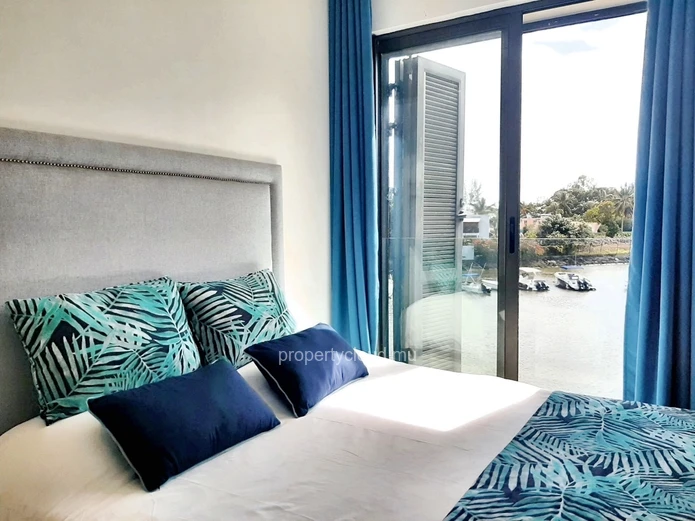 Rivière Noire à vendre superbe appartement 2 chambres avec une place d'amarrage accessible aux étrangers situé à l'es...