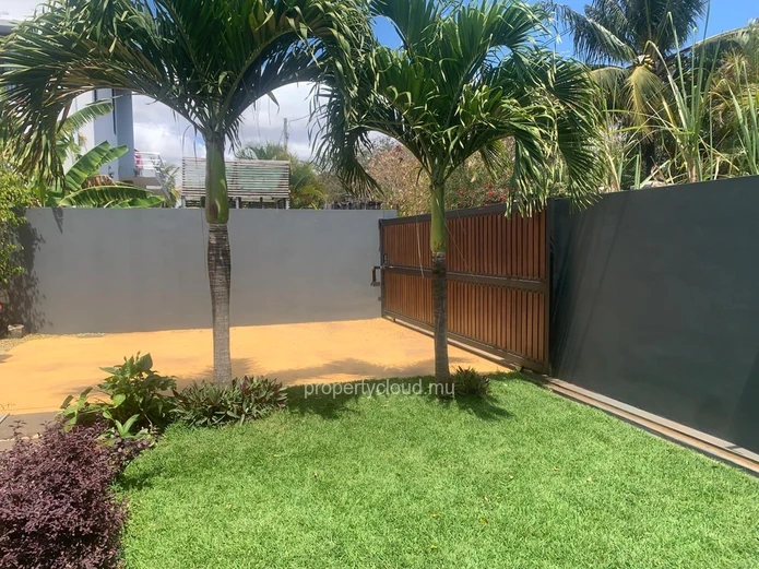Serenity and peaceful life in Calodyne: 4 bedroom villa for sale.