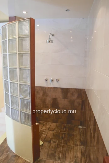 Flic en Flac, 2-bedroom apartment for rent in a villa 300 meters from the beach with a shared garden