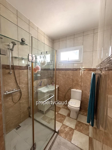 Flic en Flac – For sale: Large villa divided into 2 apartments, 7 bedrooms, a stone's throw from the beach and shops