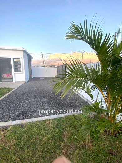 Albion for rent: Beautiful, recently built, single-storey villa with three bedrooms and swimming pool, located in a q...
