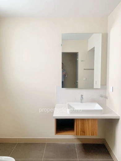 Floréal à vendre magnifique et récent maison duplex 3 chambres situé dans une luxueuse résidence sécurisée au calme.