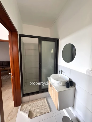 Flic en Flac for rent recent 2 bedroom apartment with swimming pool, gym, elevator and covered parking located in a s...