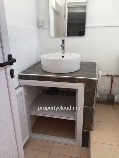 A LOUER - Grand Baie. Local commercial neuf, 45M2