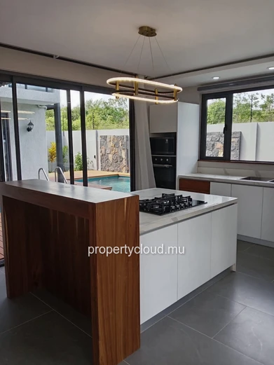 New contemporary villa in Pereybere – 6 bedrooms – Central swimming pool – Premium amenities