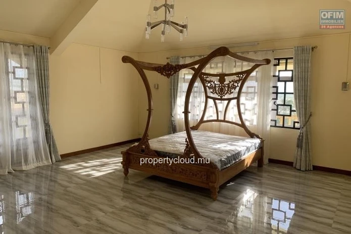 Quatre Bornes à vendre récente est immense Villa avec une vue époustouflante et qui possède quatre chambres, une pisc...