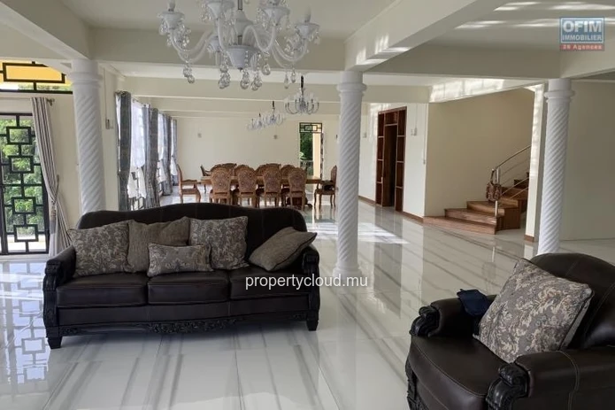 Quatre Bornes à vendre récente est immense Villa avec une vue époustouflante et qui possède quatre chambres, une pisc...