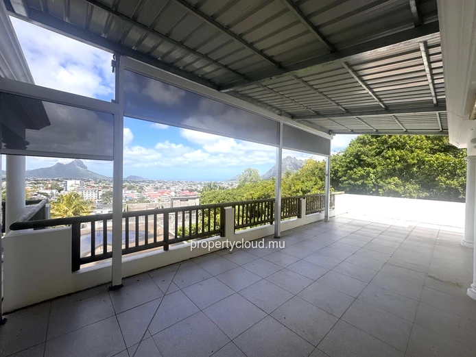 Quatre Bornes à vendre récente est immense Villa avec une vue époustouflante et qui possède quatre chambres, une pisc...
