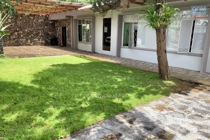 Curepipe for sale charming villa completely renovated with three bedrooms and an office,living space of 230M2 on a pl...