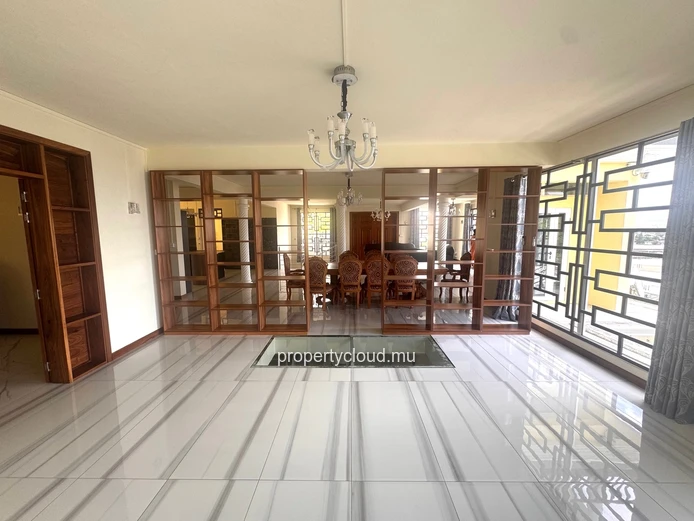 Quatre Bornes à vendre récente est immense Villa avec une vue époustouflante et qui possède quatre chambres, une pisc...