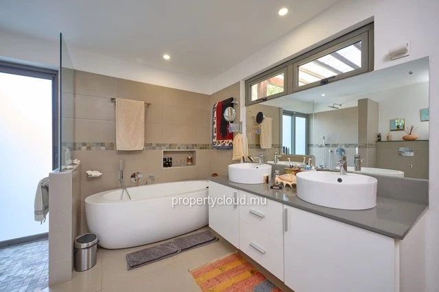 For sale: 4-bedroom villa accessible to foreigners, ideally located in La Salette, Grand Baie.