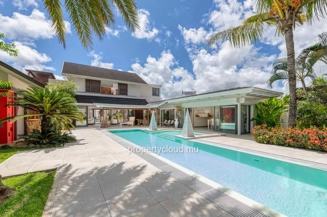 For sale: villa in a prestigious residence accessible to foreigners. Two minutes from the center of Grand Baie.