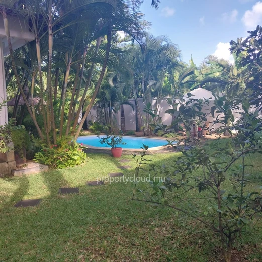 For sale large and comfortable residence of 350 m2 with private swimming pool and beautiful wooded courtyard in Trou ...