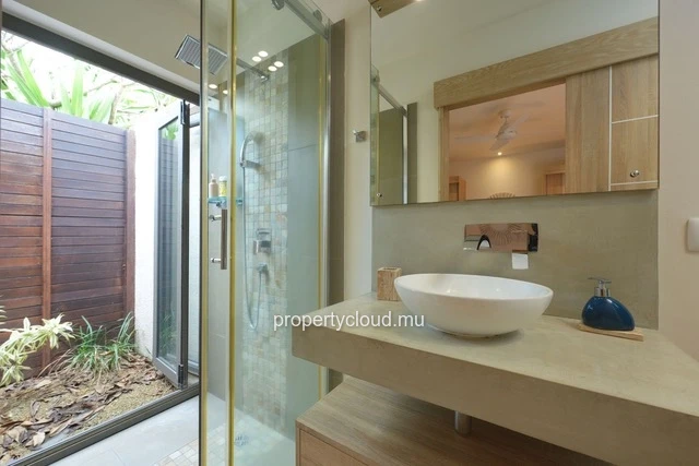 For sale: magnificent villa in a residence accessible to foreigners in Grand Baie, La Salette.