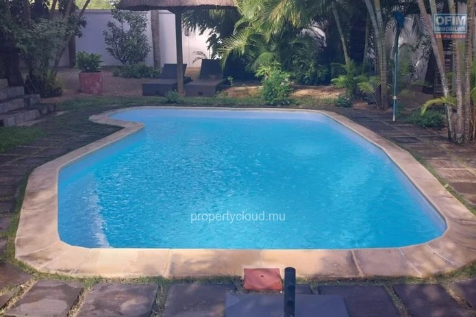 For sale large and comfortable residence of 350 m2 with private swimming pool and beautiful wooded courtyard in Trou ...