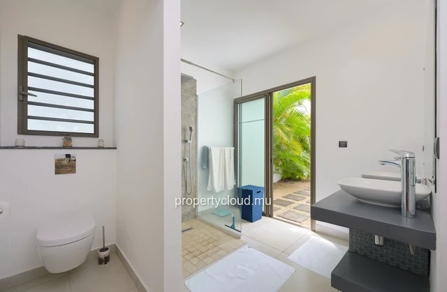 I am offering you, off the record, long-term rental in Cap Malheureux.