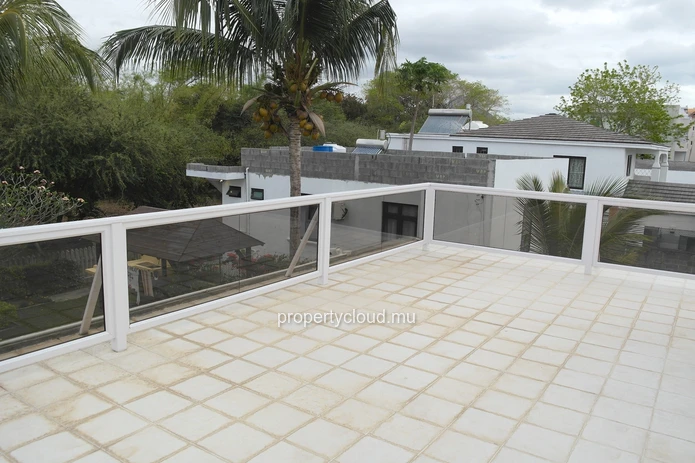 Flic en Flac, 2-bedroom apartment for rent in a villa 300 meters from the beach with a shared garden