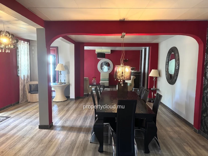Flic en Flac – For sale: spacious villa of 300 m², 5 bedrooms, located in a quiet residential area