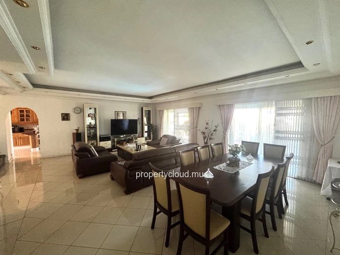 ALBION – FOR SALE – Spacious family villa with separate apartment, swimming pool and garage