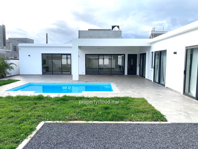 Albion for rent: Beautiful, recently built, single-storey villa with three bedrooms and swimming pool, located in a q...