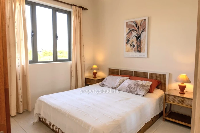 For rent – Flic en Flac, Mauritius Magnificent recent 3 bedroom apartment located on the top floor, with roof terrace...