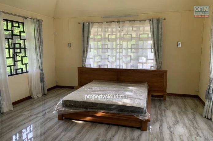 Quatre Bornes à vendre récente est immense Villa avec une vue époustouflante et qui possède quatre chambres, une pisc...