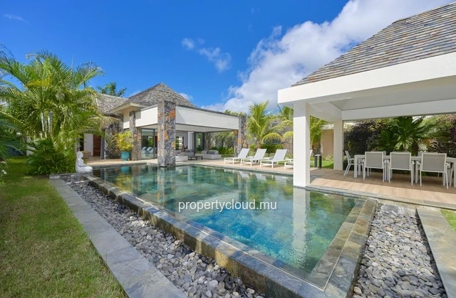 For sale: magnificent villa in a residence accessible to foreigners in Grand Baie.