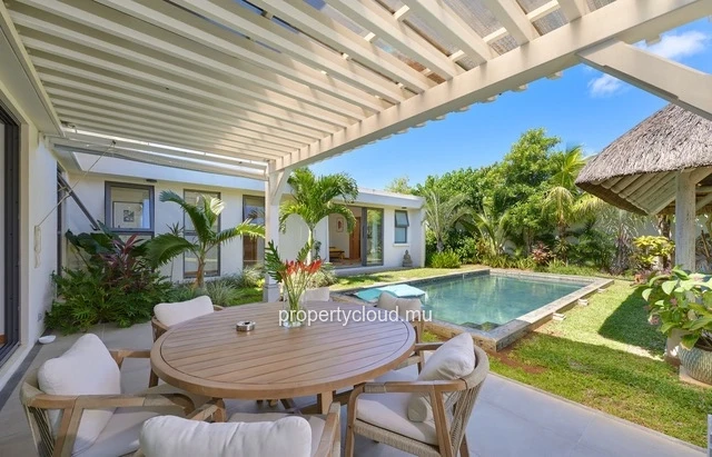 For sale: magnificent villa in a residence accessible to foreigners in Grand Baie, La Salette.