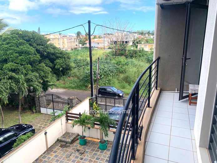 Flic en Flac, recently built 3-bedroom apartment for rent, located in a beautiful residence, 5 minutes walk from the ...