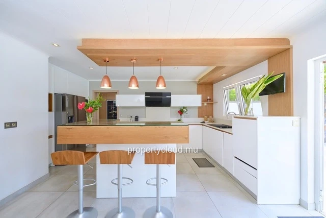 For sale: villa in a prestigious residence accessible to foreigners. Two minutes from the center of Grand Baie.