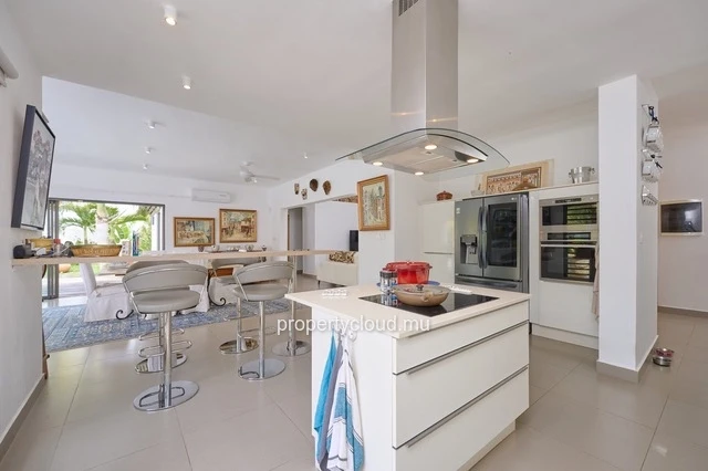 For sale: 4-bedroom villa accessible to foreigners, ideally located in La Salette, Grand Baie.