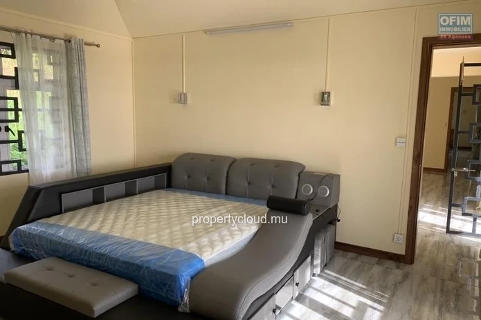 Quatre Bornes à vendre récente est immense Villa avec une vue époustouflante et qui possède quatre chambres, une pisc...