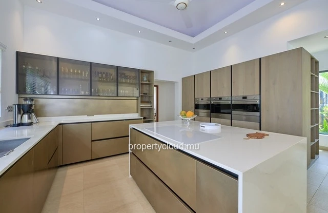 For sale: magnificent villa in a residence accessible to foreigners in Grand Baie.