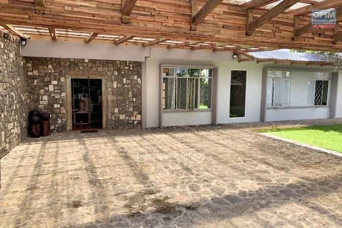 Curepipe for sale charming villa completely renovated with three bedrooms and an office,living space of 230M2 on a pl...
