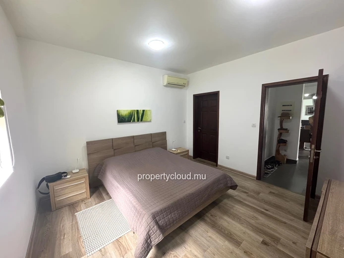 Flic en Flac, 2-bedroom apartment for rent located in a secure residence with swimming pool, elevator and covered par...