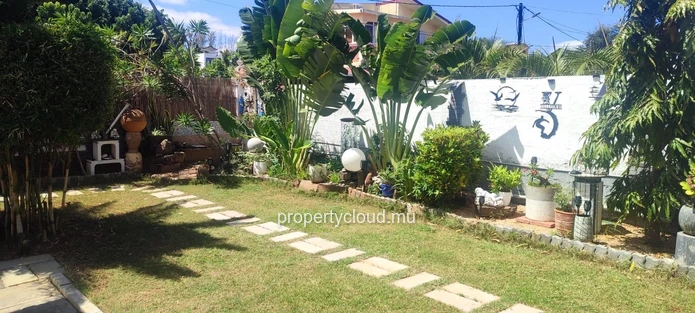 Albion – For sale, 4-bedroom family villa with pool, close to the beach
