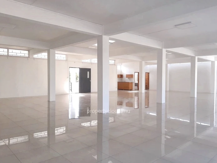 Beau Bassin à louer plateau de 288m² très bien situé et idéal pour un centre d'appel, un showroom ou des bureaux.