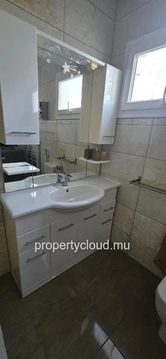 Flic en Flac – For sale: Large villa divided into 2 apartments, 7 bedrooms, a stone's throw from the beach and shops